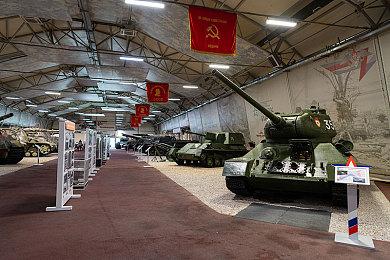 《古墓丽影三部曲》劳拉性感海报被官方删了：必须正确